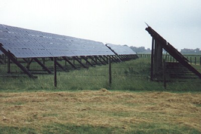 Ein Solarkraftwerk wie in Pellworm kann auf der Wiese oder auf dem Dach stehen