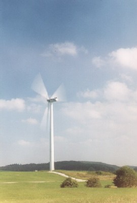 Diese Windkraftanlage steht in Willmandingen auf dem Himmelberg